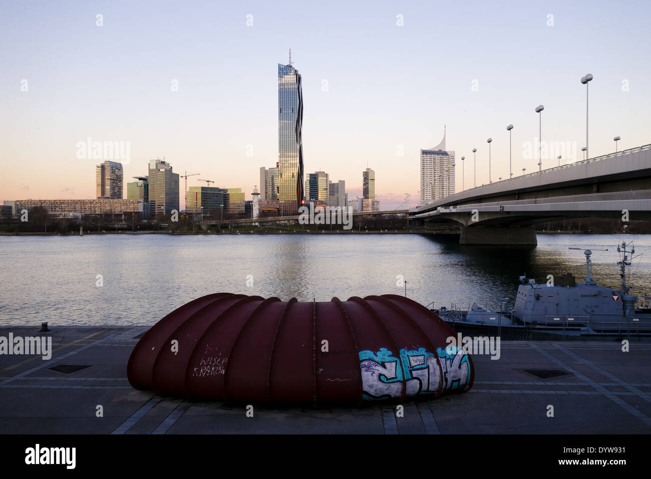 Wien, Danube City, DC-Tower, Dominique Perrault, Reichsbruecke, Österreich, 22. zu überbrücken. Bezirk, Donaucity Stockfoto