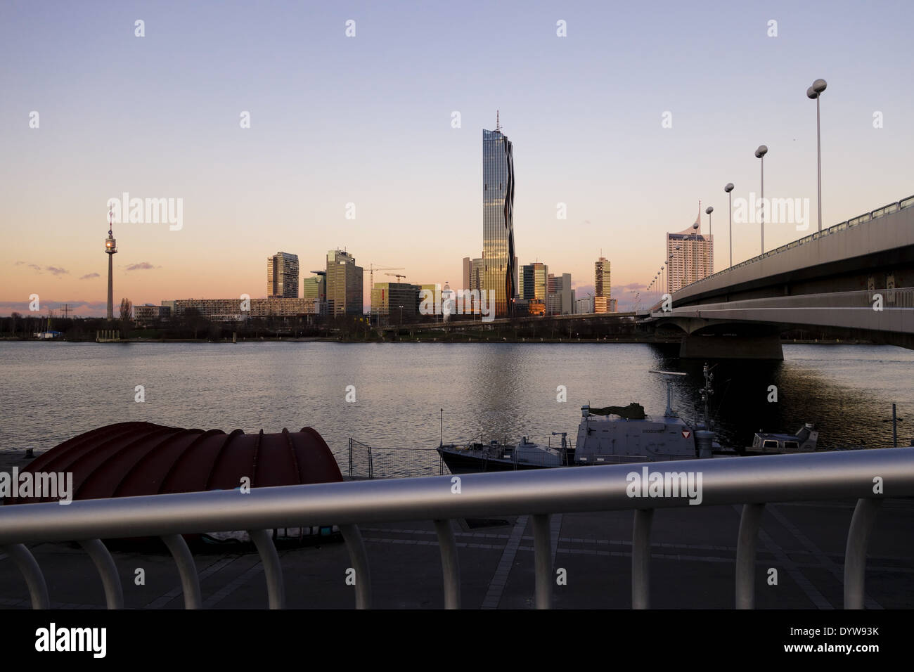 Wien, Danube City, DC-Tower, Dominique Perrault, Reichsbruecke, Österreich, 22. zu überbrücken. Bezirk, Donaucity Stockfoto
