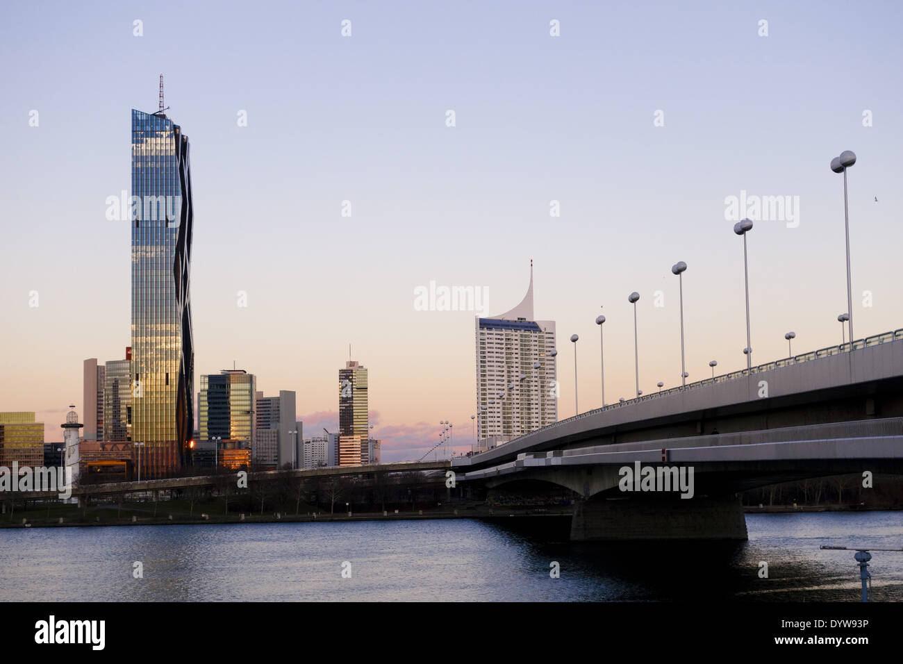 Wien, Danube City, DC-Tower, Dominique Perrault, Reichsbruecke, Österreich, 22. zu überbrücken. Bezirk, Donaucity Stockfoto