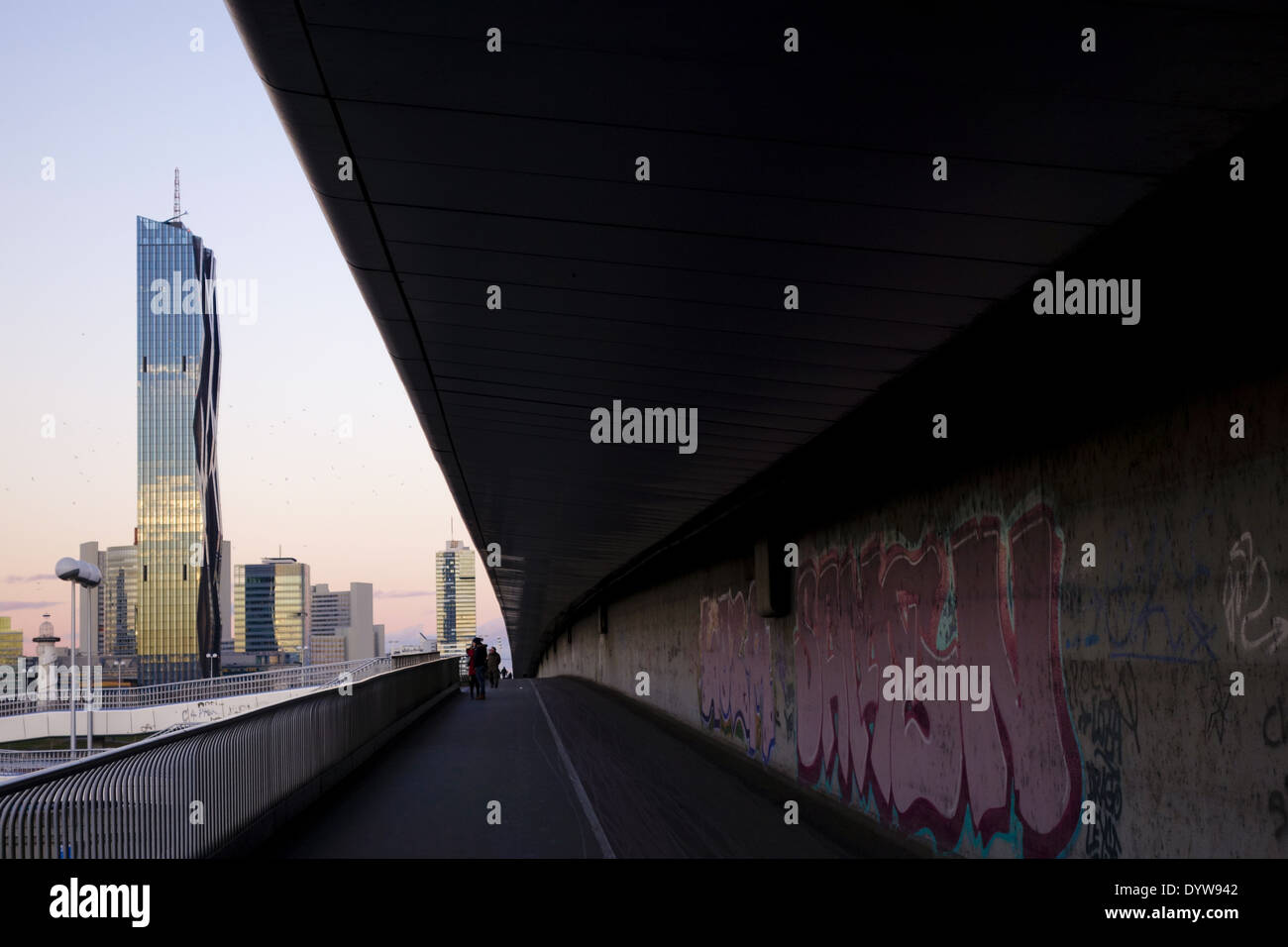 Wien, Danube City, DC-Tower, Dominique Perrault, Reichsbruecke, Österreich, 22. zu überbrücken. Bezirk, Donaucity Stockfoto
