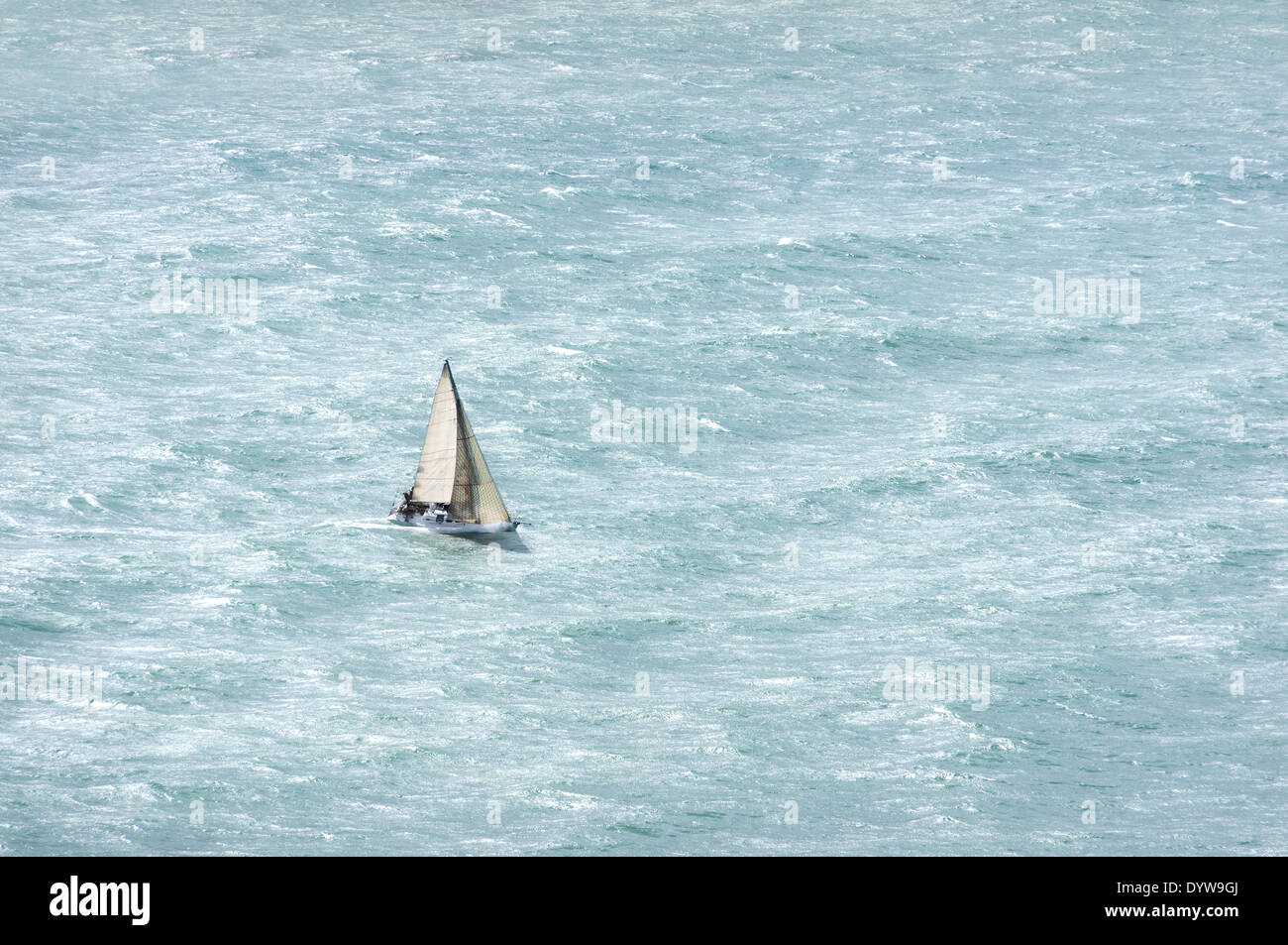 Segelboot mit Wind und rauer See Stockfoto