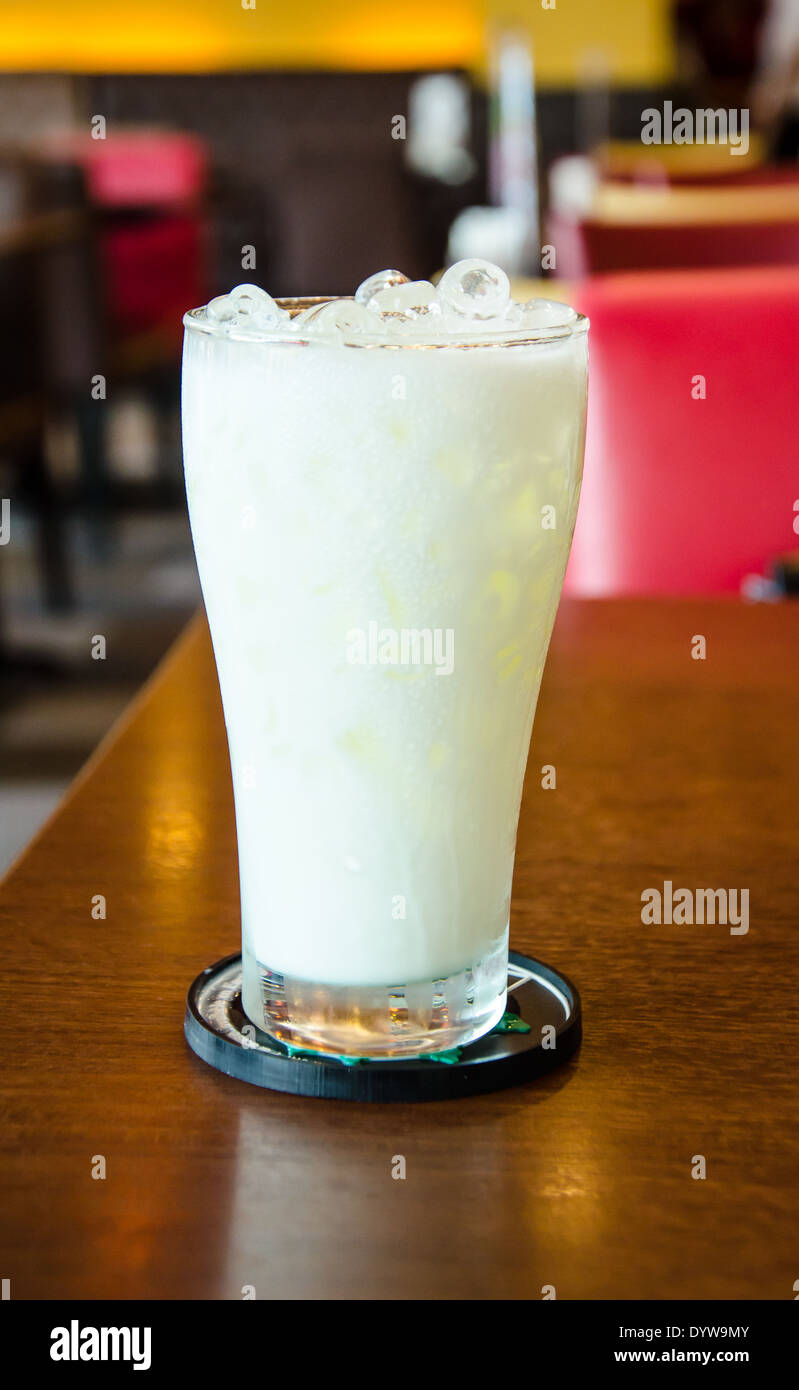 eisgekühlte Milch für gesundes Getränk Stockfoto