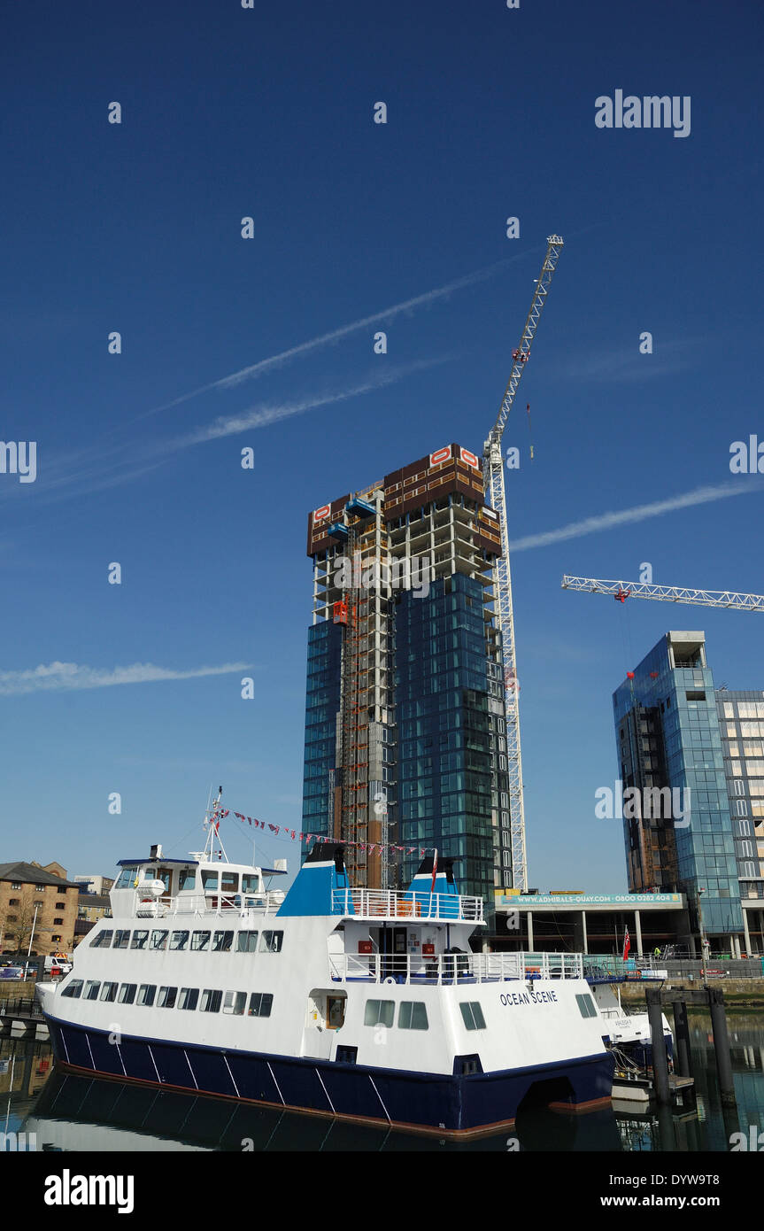 Fähre & Bau arbeitest du für Ocean Village Harbor, Southampton UK Stockfoto