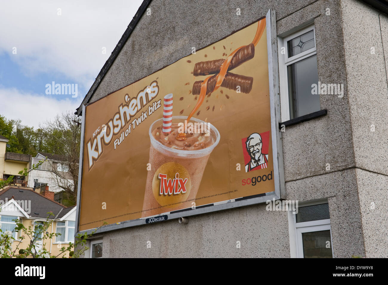 KFC-Krushems mit Twix Werbung Billboard JCDecaux bauseits an Seitenwand des Hauses in Newport South Wales UK Stockfoto