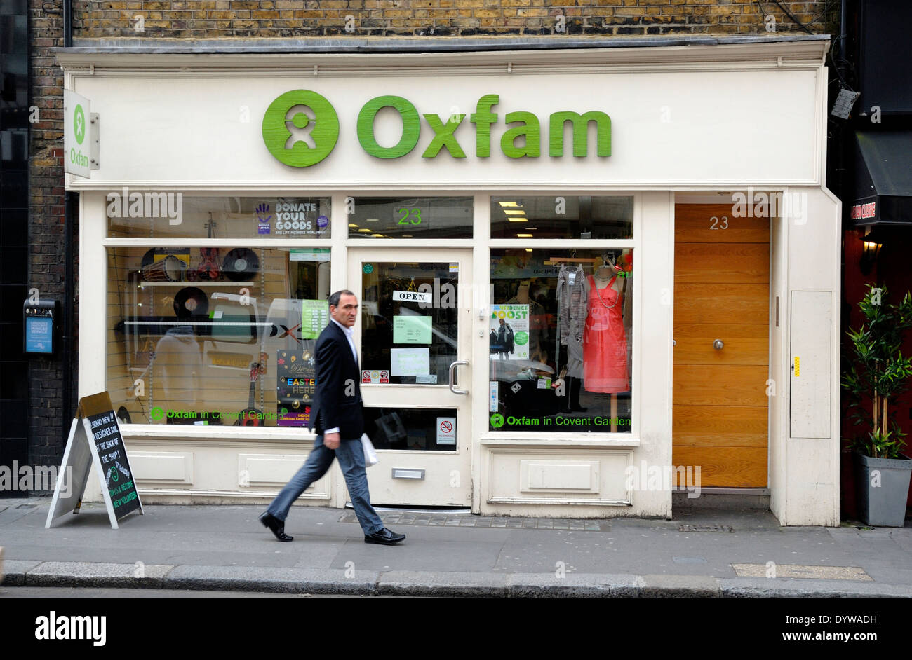 London, England, Vereinigtes Königreich. Oxfam-Charity-Shop im Theatre Royal Drury Lane Stockfoto