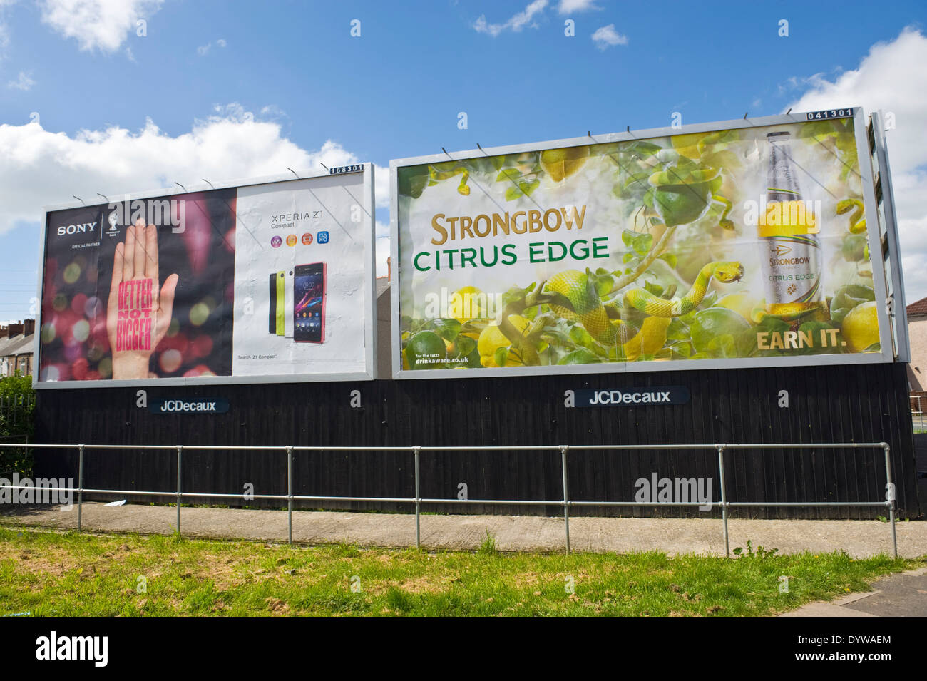 Sony Xperia Z1 Smartphone & Bulmer Strongbow Citrus Rand Apfelwein Werbetafeln am Straßenrand bauseits JCDecaux in Newport South Wales UK Stockfoto