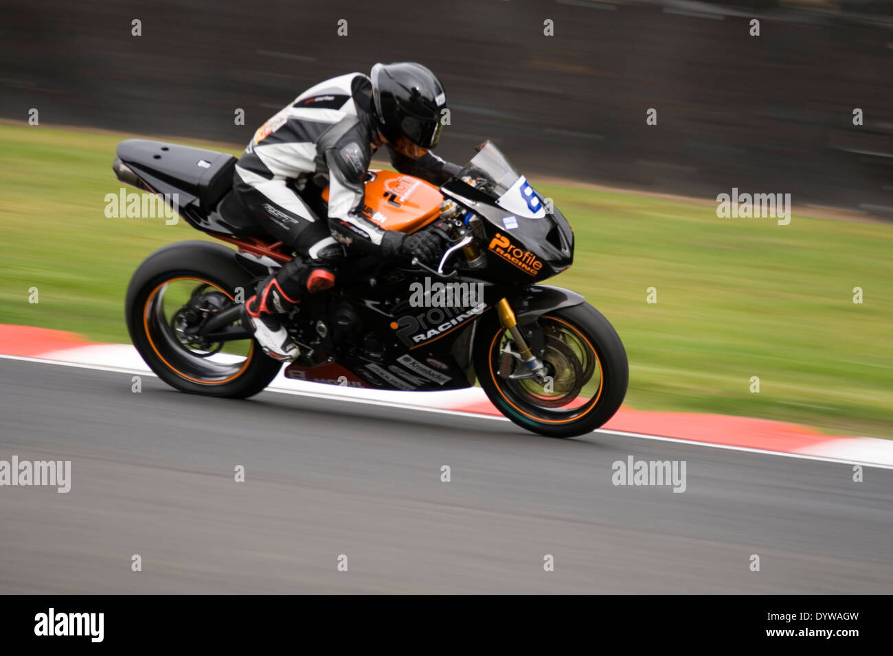 britische Superbike Beschleunigung um Oulton Park Rennstrecke bei einem Trainingstag auf der 25.04.2014 Stockfoto