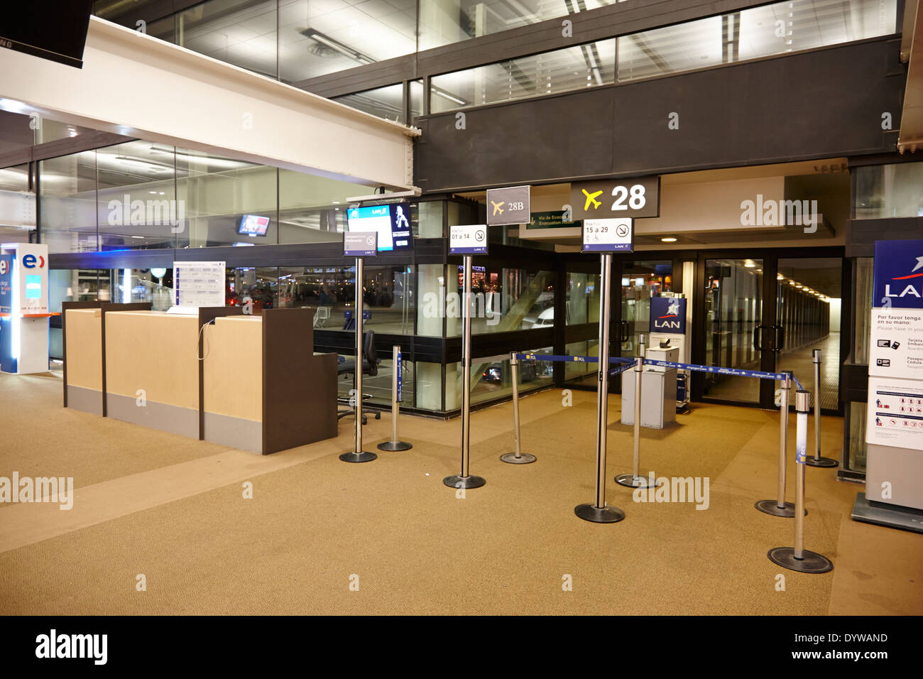 LAN-Abflug-Gate bei Comodoro Arturo Merino Benitez internationalen Flughafen Santiago Chile Stockfoto