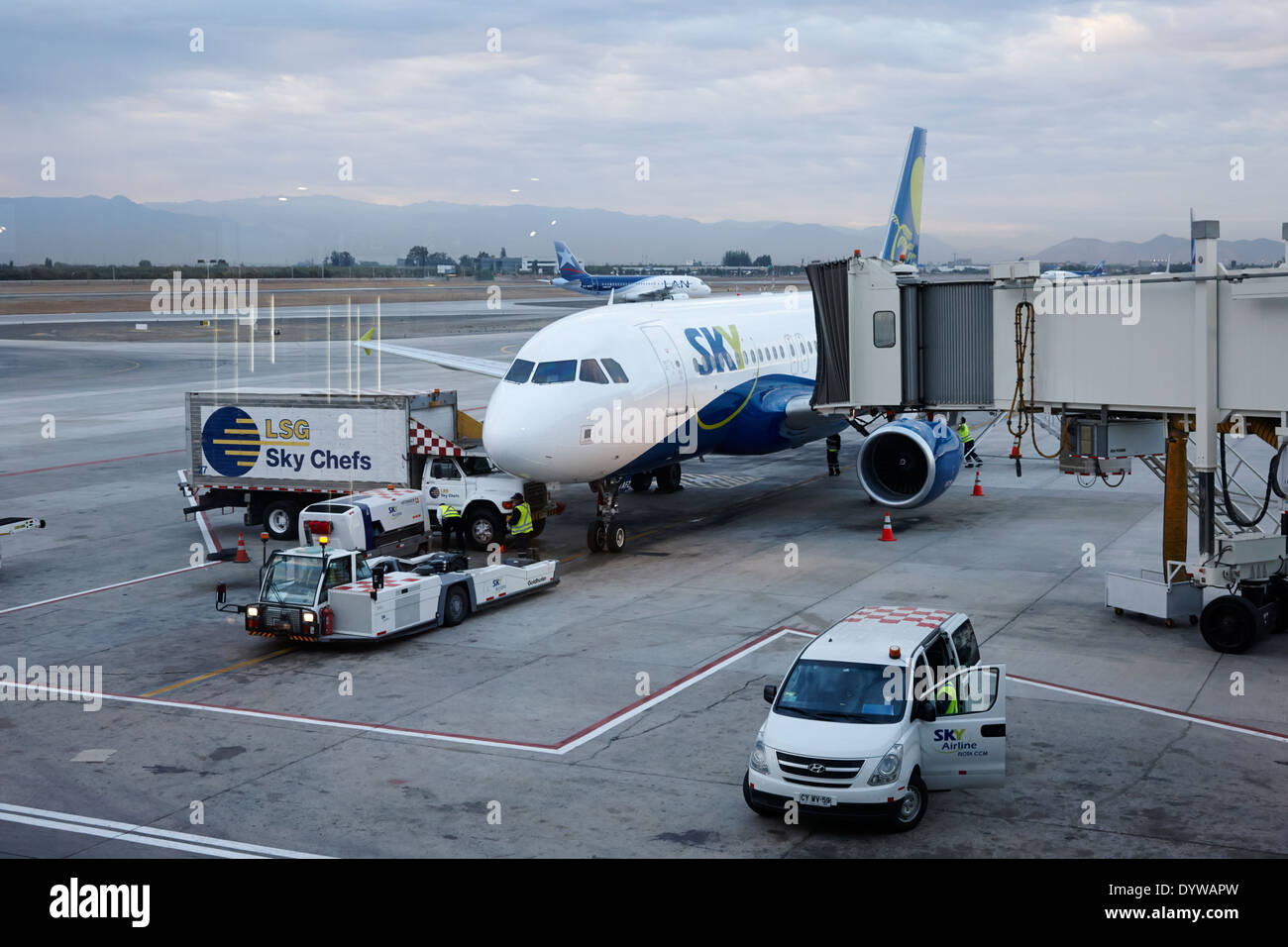 Sky Airlines Flug vorbereitet für die Ausreise Comodoro Arturo Merino Benitez internationalen Flughafen Santiago Chile schoss throug Stockfoto