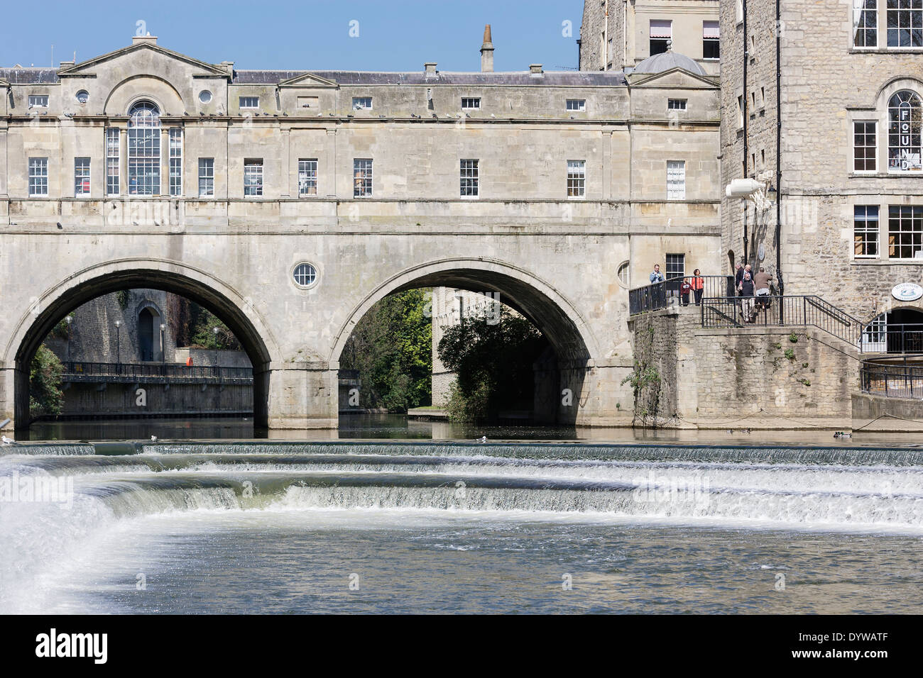 Die historische Pulteney Bridge in Bath, Großbritannien, überspannt den Fluss Avon mit seiner berühmten georgianischen Architektur und malerischen Bögen, ein berühmtes Wahrzeichen großbritanniens Stockfoto