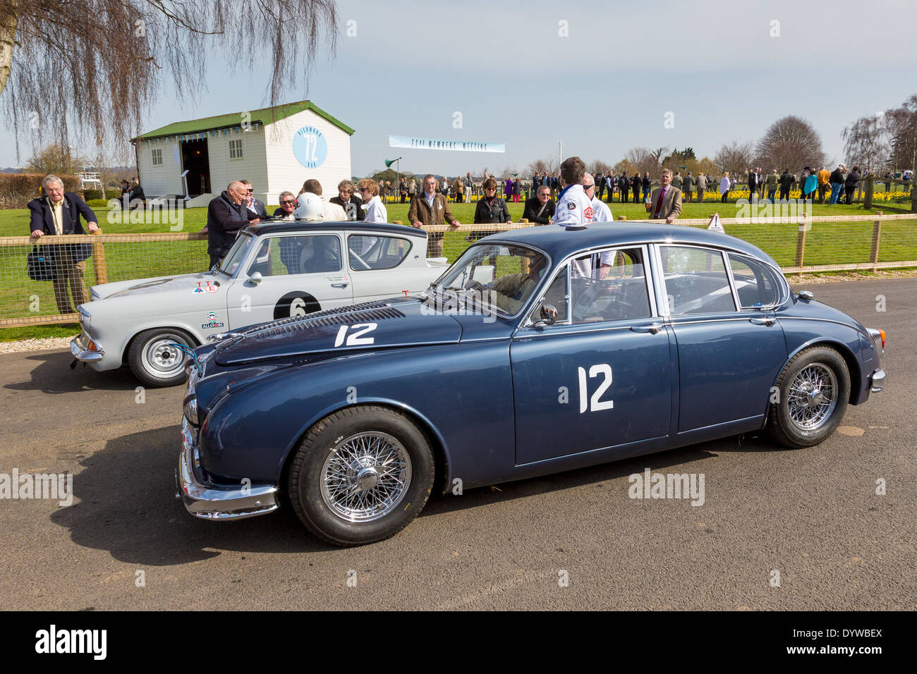 Jaguar Mk2 1960 und 1963 Ford Anglia 105E in der Auflistung paddock. 72. Goodwood Mitgliederversammlung, Sussex, UK. Stockfoto