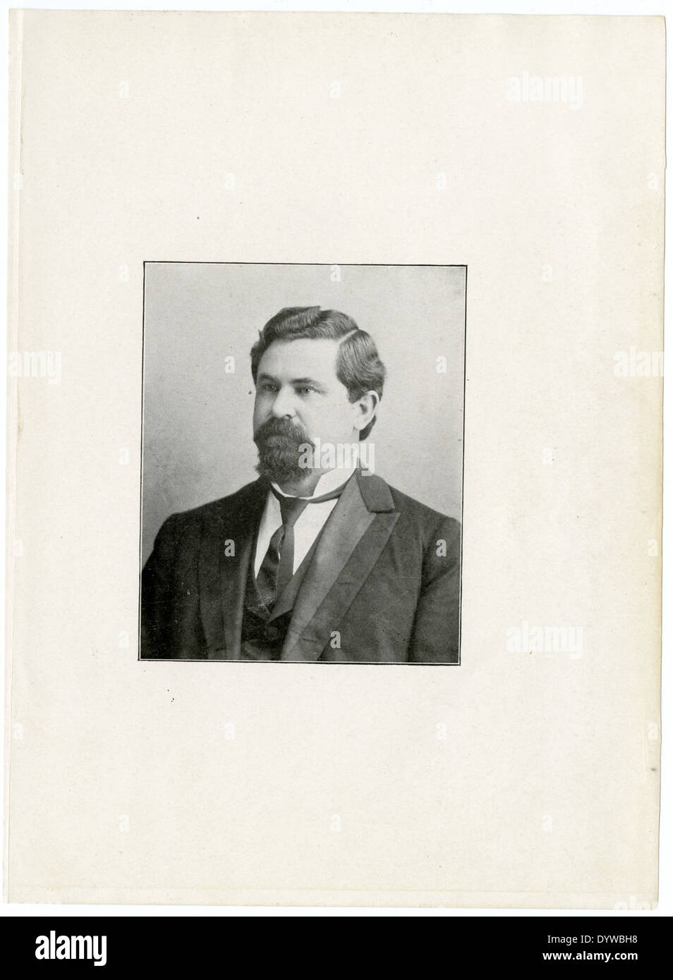 Dieses nicht identifizierte Bild, katalogisiert unter „0001 102 635“, bleibt ein faszinierendes Kunstwerk oder Fotografie. Der Mangel an Identifikation überlässt viel der Fantasie und lädt die Zuschauer dazu ein, ihre eigene Interpretation ihrer Bedeutung und Bedeutung zu bilden. Stockfoto