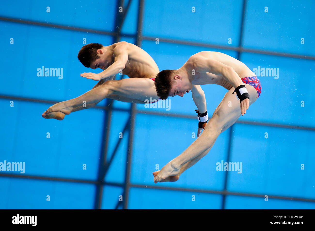 London, UK. 25. April 2014. Matthew Lee und Daniel Goodfellow von Großbritannien (GBR) Tauchen Sie ein in die Mens Synchronpore 10m Plattform Finale während der Tag eins des FINA/NVC Diving World Series 2014 im London Aquatics Centre. Bildnachweis: Aktion Plus Sport/Alamy Live-Nachrichten Stockfoto