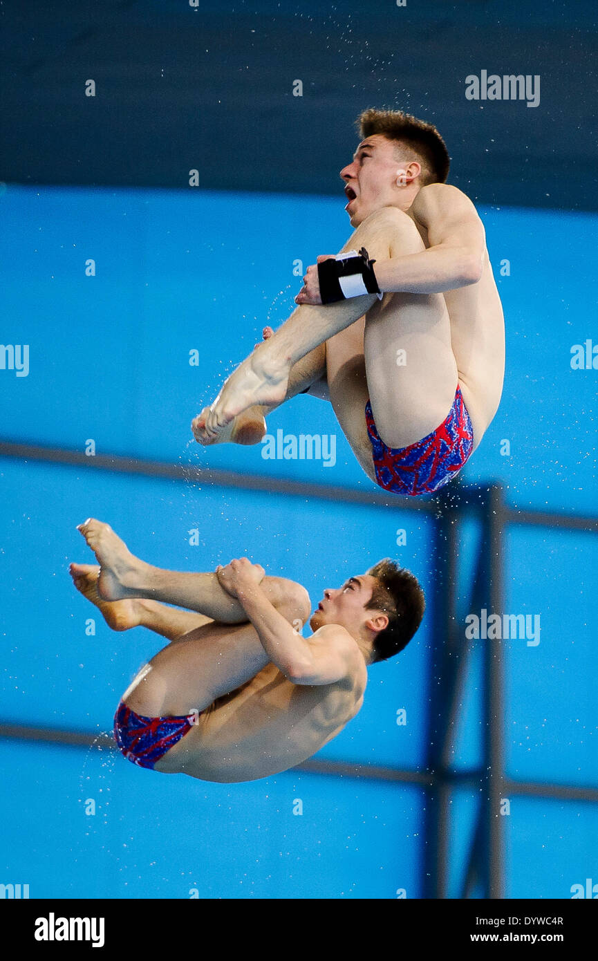 London, UK. 25. April 2014. Matthew Lee und Daniel Goodfellow von Großbritannien (GBR) Tauchen Sie ein in die Mens Synchronpore 10m Plattform Finale während der Tag eins des FINA/NVC Diving World Series 2014 im London Aquatics Centre. Bildnachweis: Aktion Plus Sport/Alamy Live-Nachrichten Stockfoto