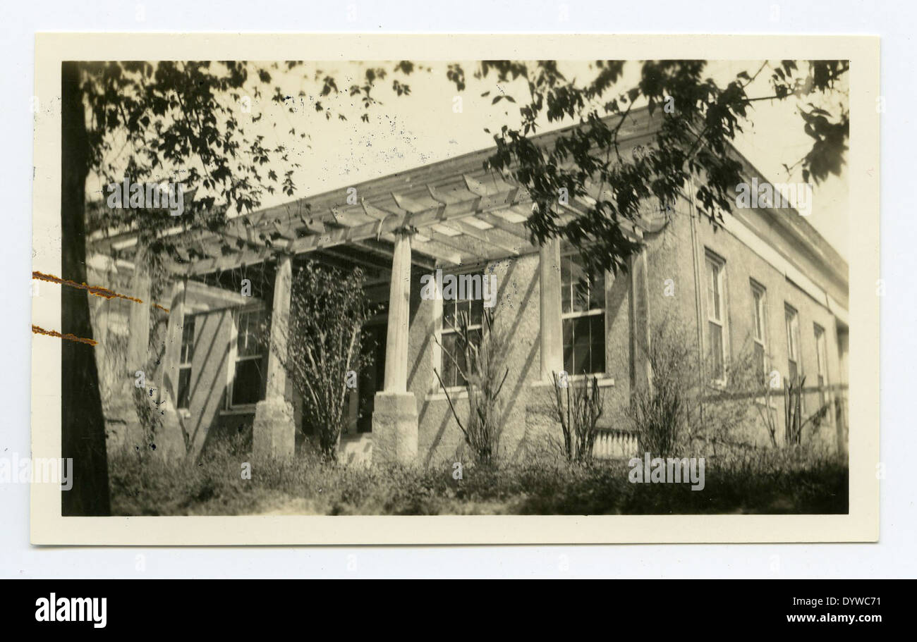 Dieses Bild zeigt Fannie Ratchford in Texas aus dem Jahr 1970. Fannie ist eine Schlüsselfigur der lokalen Geschichte und wird für ihre Beiträge zur Gemeinde in Erinnerung gerufen. Das Foto dokumentiert einen wichtigen Moment in ihrem Leben und bietet eine visuelle Aufzeichnung eines bedeutenden texanischen Individuums im 20. Jahrhundert. Stockfoto