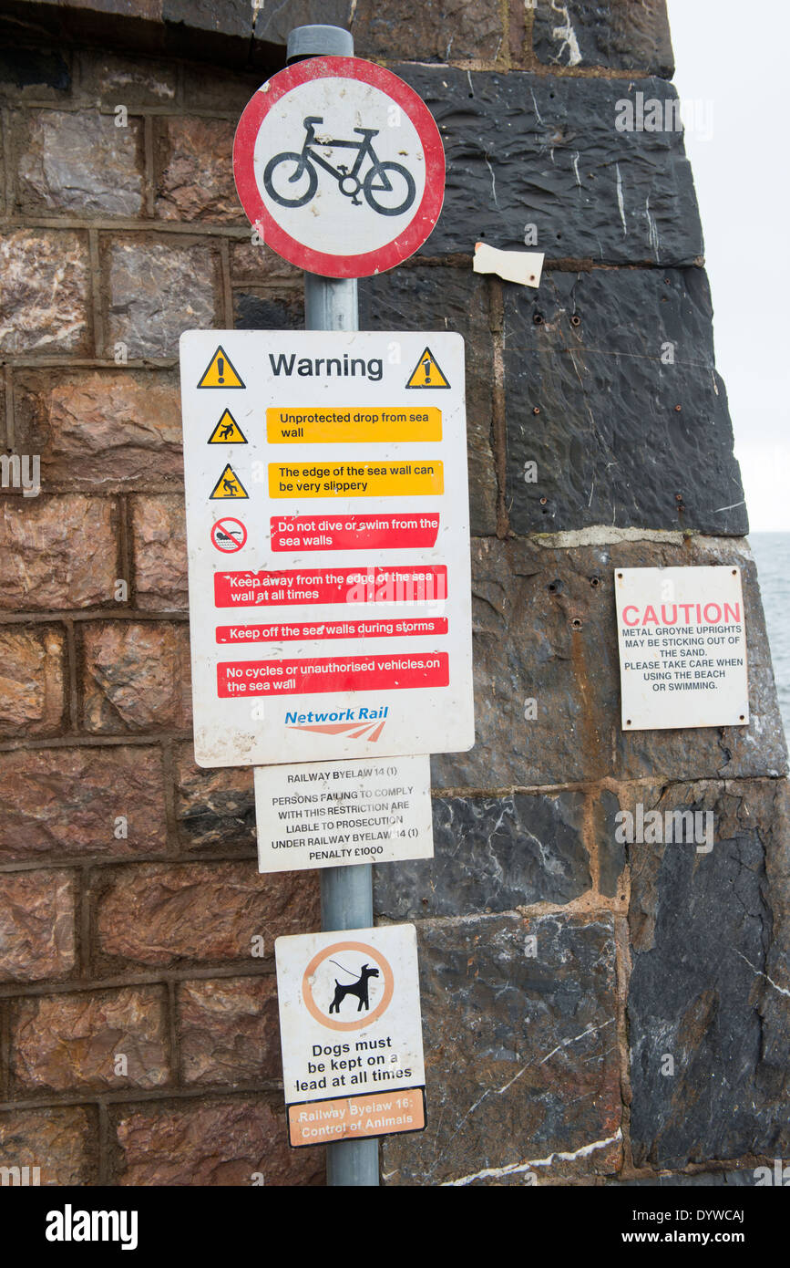 Warnschilder am Strand in Dawlish, Devon Stockfoto