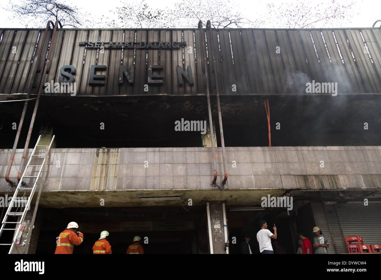 Zentral-Jakarta, Jakarta, Indonesien. 25. April 2014. Feuerwehrmann immer noch versuchen, das Feuer legte. Senen Markt in Zentral-Jakarta war durch einen Brand am Freitagmorgen ausgebrannt. Das Feuer brach am 04:20 in Blok-3 des Marktes bauen und zerstört mehrere Kioske. Bildnachweis: Donal Husni/NurPhoto/ZUMAPRESS.com/Alamy Live-Nachrichten Stockfoto