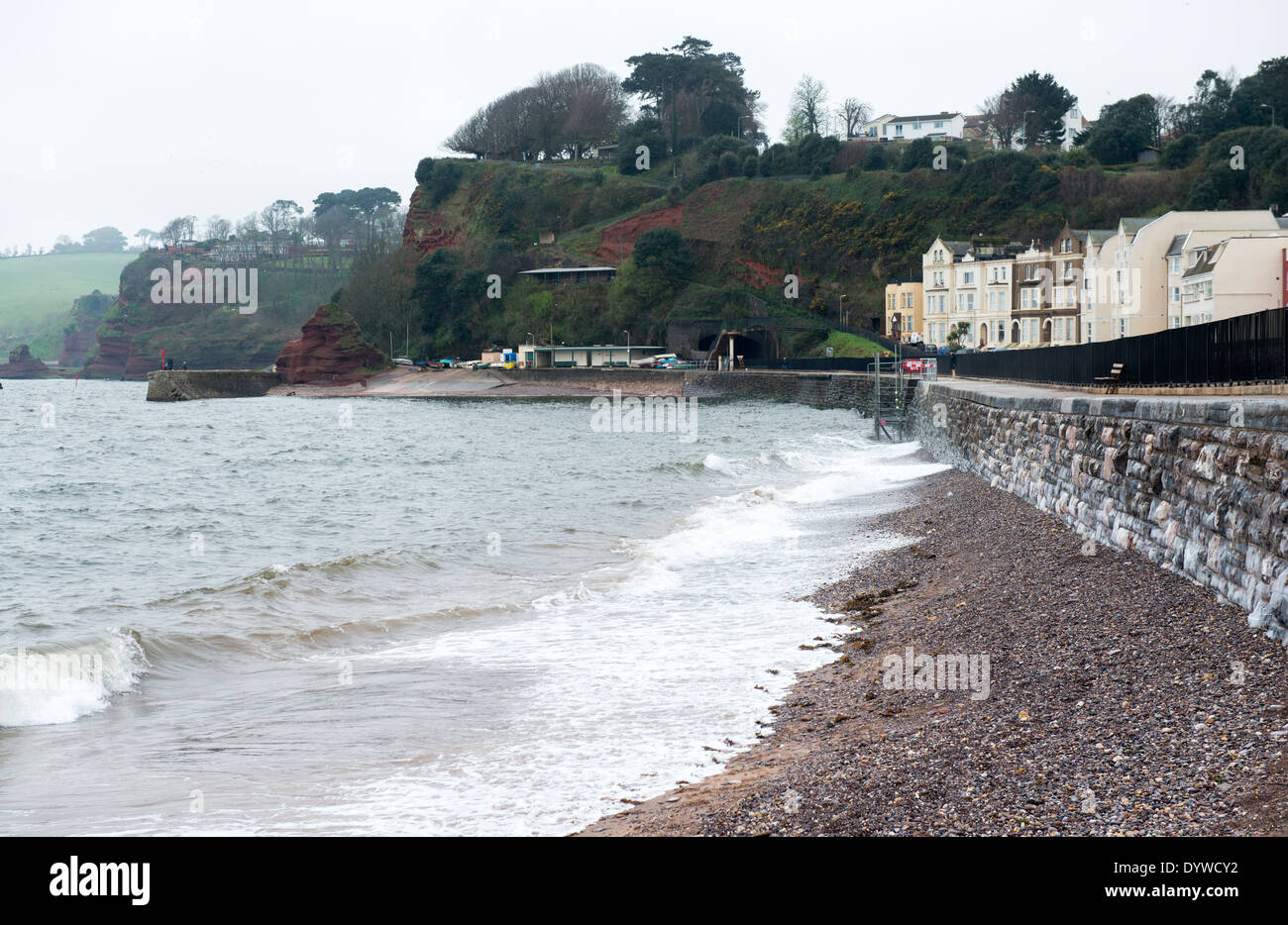 Strand und neu neu eröffneten Eisenbahn Spur nach 2014 Sturmschäden in Dawlish, Devon UK Stockfoto