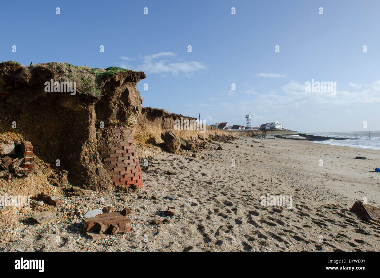 Selsey Bill, Sussex, UK. Küste zeigt Auswirkungen der Erosion einst gab es Gebäude, Reste zeigen eine Sickergrube. 2014 Stockfoto