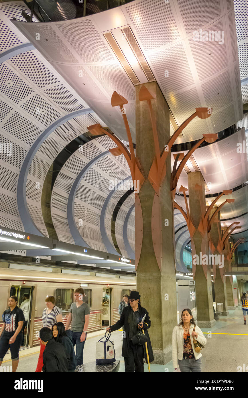 Los Angeles California, LA County Metro Rail, Red Line, Rail, U-Bahn, Zug, Nahverkehr, Hollywood Highland, Station, Sheila Klein, Underground Girl, Architekt Stockfoto