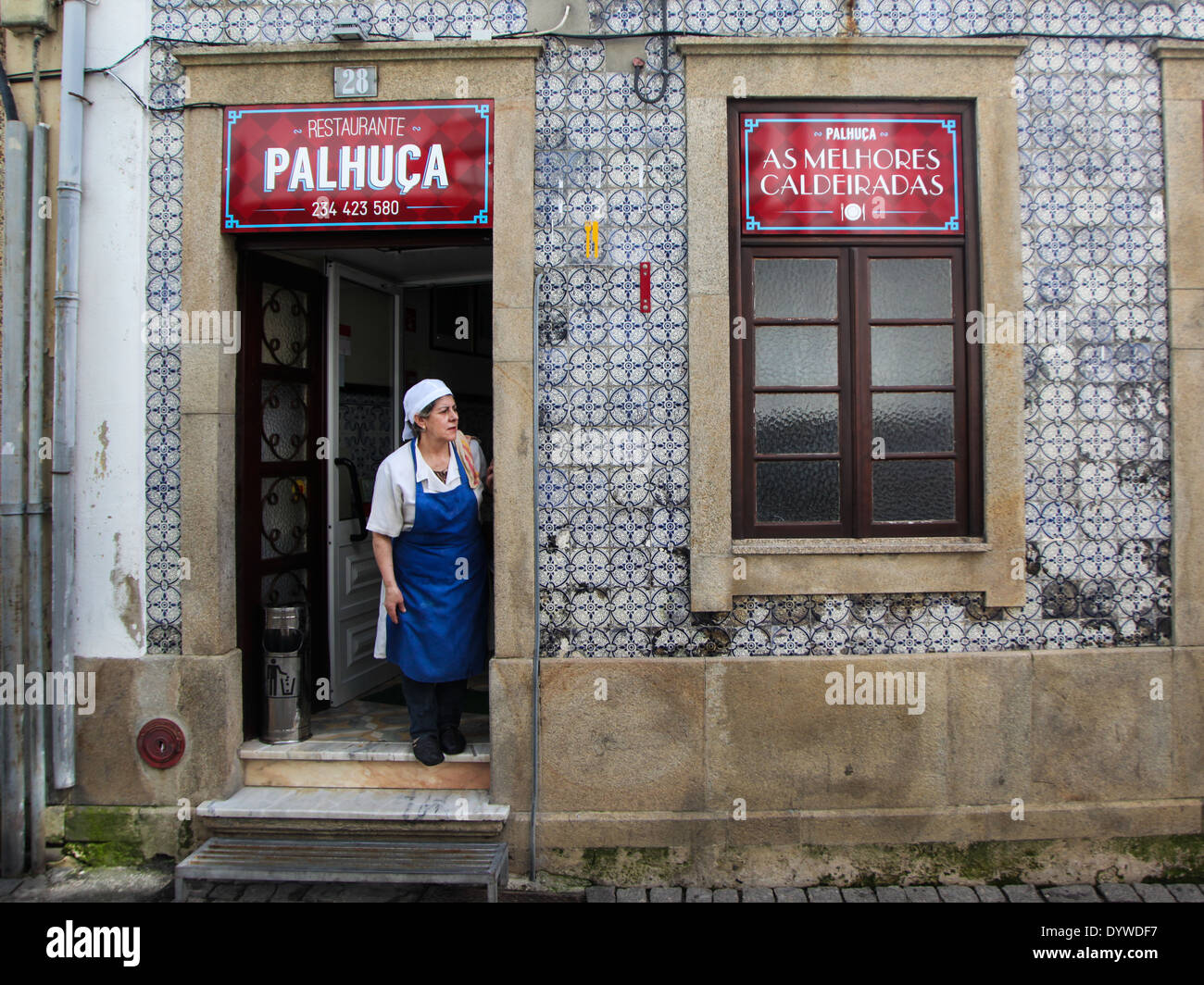 Frau vor einer Bar in Aveiro, Portugal Stockfoto