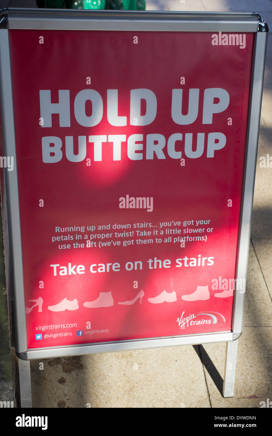 Preston Railway Station halten up Buttercup kümmern sich auf der Treppe Virgin Rail Körpersäfte Sicherheit Warnschild Stockfoto
