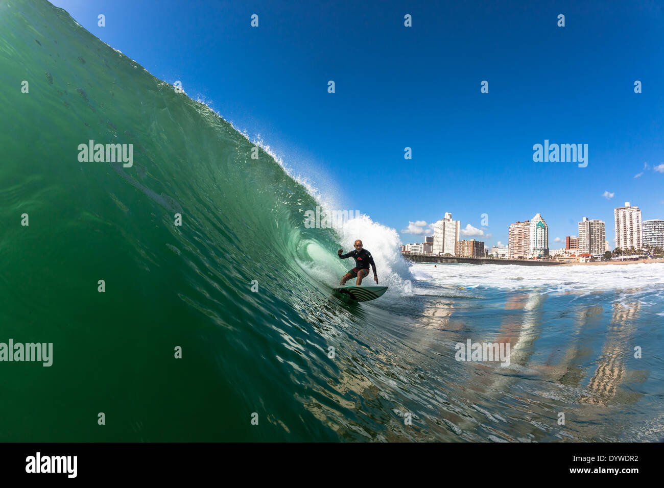 Surfen Surfer reitet hohle brechenden Wellen Schwimmen Wasser Foto Aktion. Stockfoto