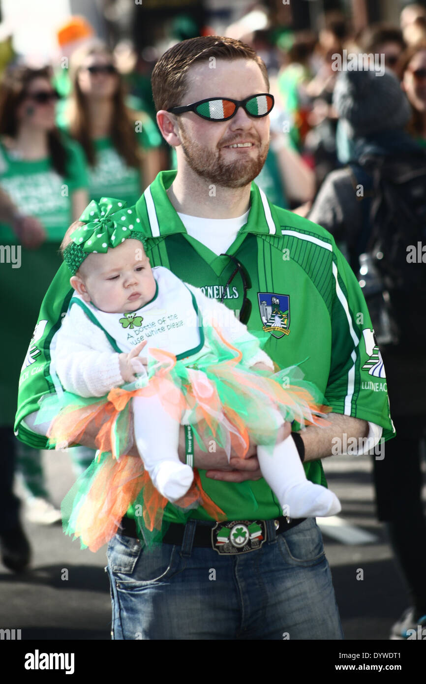 Ire mit seinem Kind am St. Patrick Day Parade in London Stockfoto
