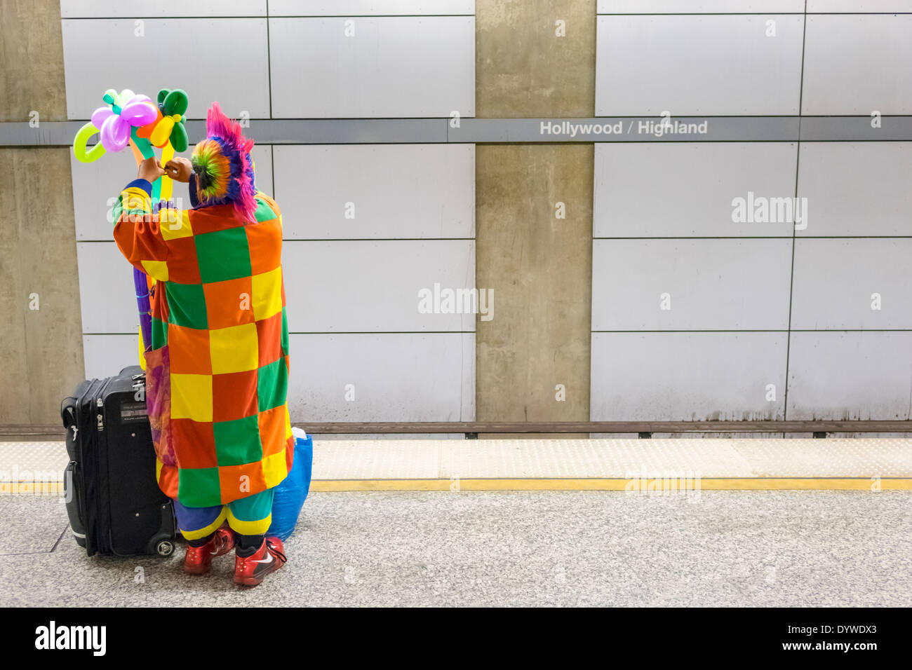 Los Angeles California, LA County Metro Rail, Red Line, Rail, U-Bahn, Zug, Nahverkehr, öffentliche Verkehrsmittel, Hollywood Highland, Bahnhof, Plattform, Pendler, man Stockfoto