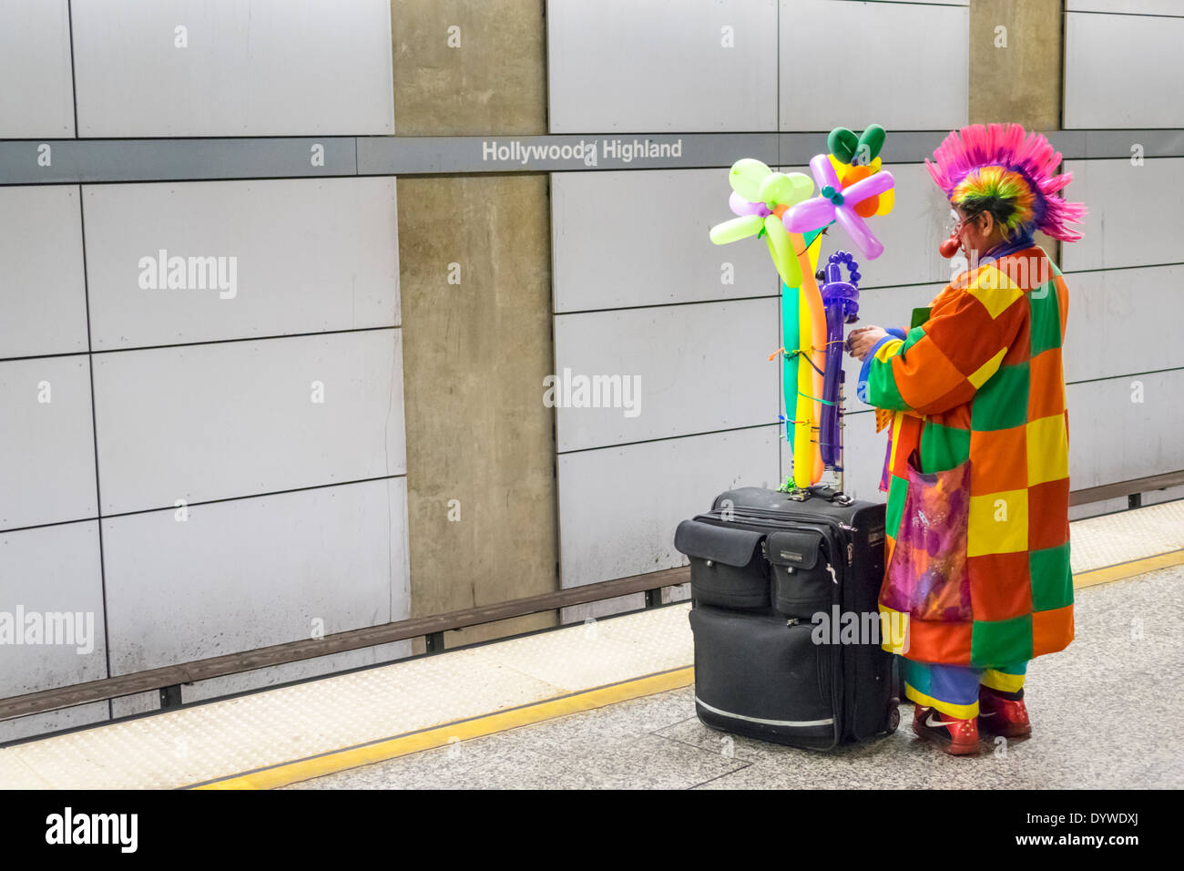 Los Angeles California, LA County Metro Rail, Red Line, Rail, U-Bahn, Zug, Nahverkehr, öffentliche Verkehrsmittel, Hollywood Highland, Bahnhof, Bahnsteig, Pendler, adul Stockfoto