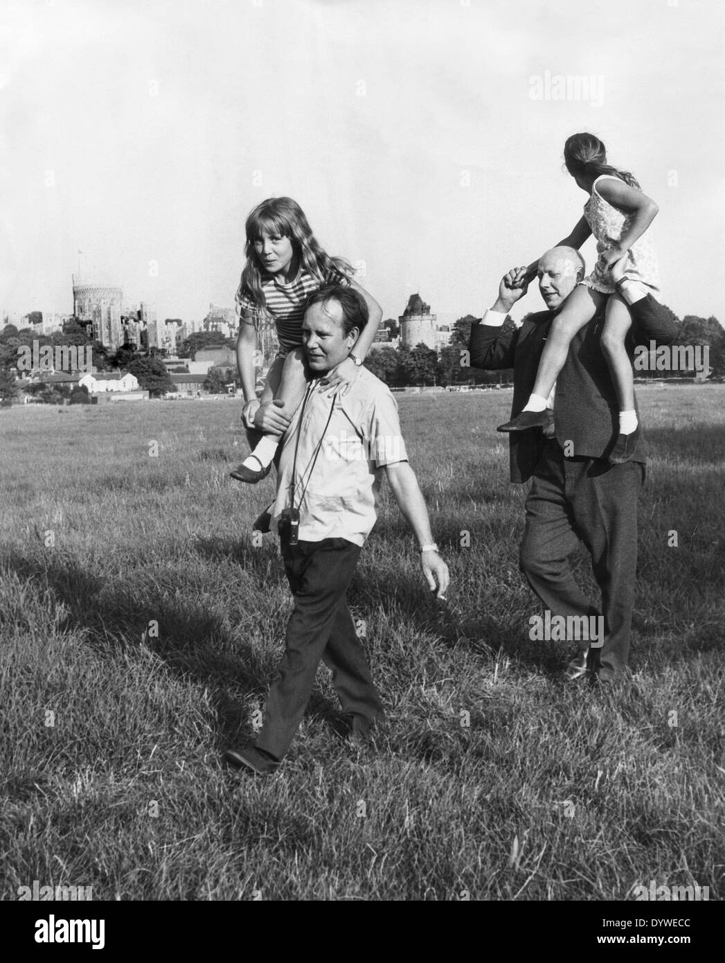 Väter-Eltern, die Kinder auf ihren Schultern tragen, während Familie gehen in der Nähe von Windsor Castle Uk 1967 1960s Stockfoto