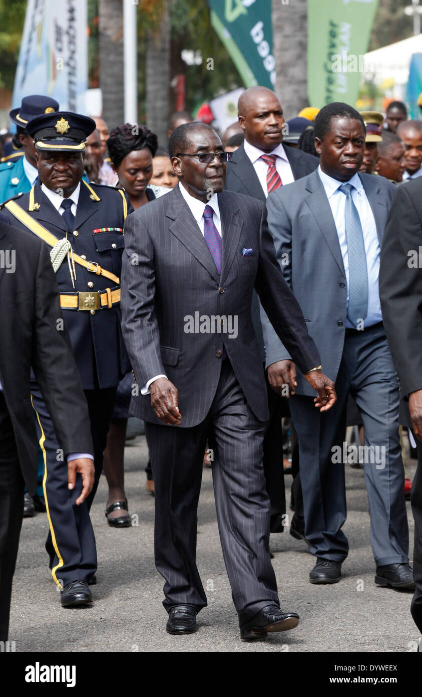 Bulawayo, Simbabwe. 25. April 2014. Simbabwes Präsident Robert Mugabe (vorderen) Besuche Zimbabwe International Trade Fair (ZITF), premier des Landes jährliche Messe, die seit 55 Jahren in der internationalen Konferenz Center von Bulawayo, Simbabwe, 25. April 2014 stattgefunden hat. Simbabwes Präsident Robert Mugabe beschwichtigte die gemeinsamen Ängste unter den ausländischen Investoren am Freitag mit dem Versprechen, dass seine Regierung würde nicht nutzen und Vermögen der ausländischen Firmen in Simbabwe unter das Gesetz des Landes Indigenisierung zu verstaatlichen. Bildnachweis: Stringer/Xinhua/Alamy Live-Nachrichten Stockfoto