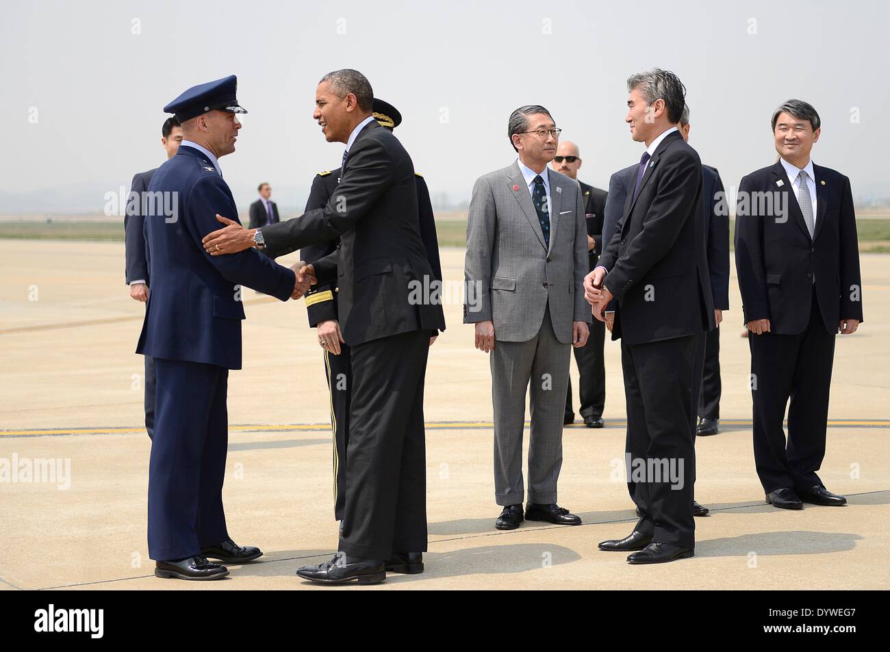 US-Präsident Barack Obama begrüßt Oberst Brook Leonard, 51. Fighter Wing Commander, bei seiner Ankunft auf Osan Air Base 25. April 2014 Pyeongtaek, Südkorea. Stockfoto