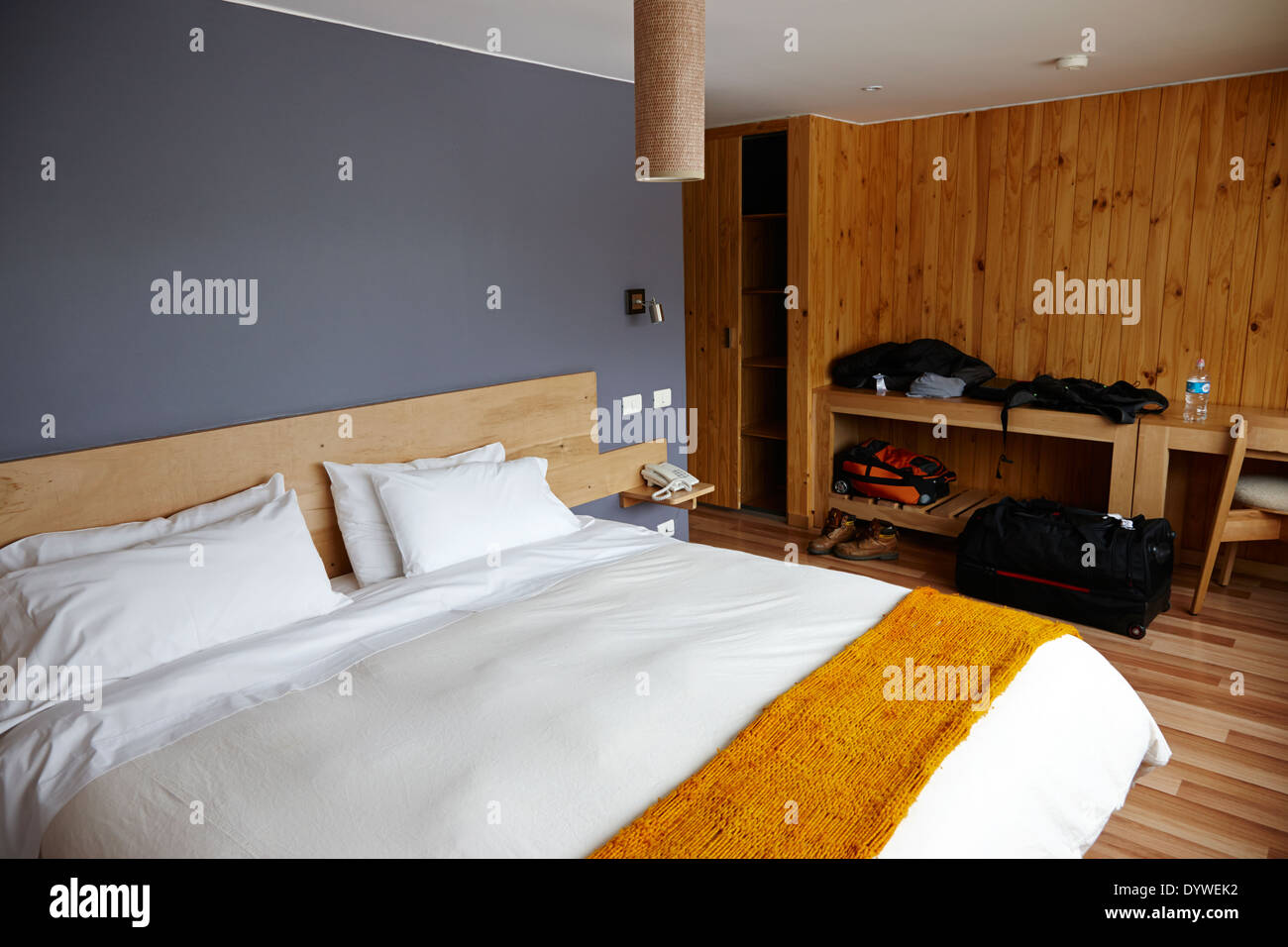 Doppelbett in ein neues Boutique-Hotel mit Gepäck im Zimmer in Punta Arenas, Chile Stockfoto