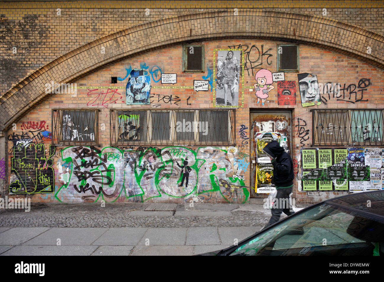 Berlin, Deutschland, Graffiti an der Fassade des S - Bahnboegen in Berlin-Mitte Stockfoto