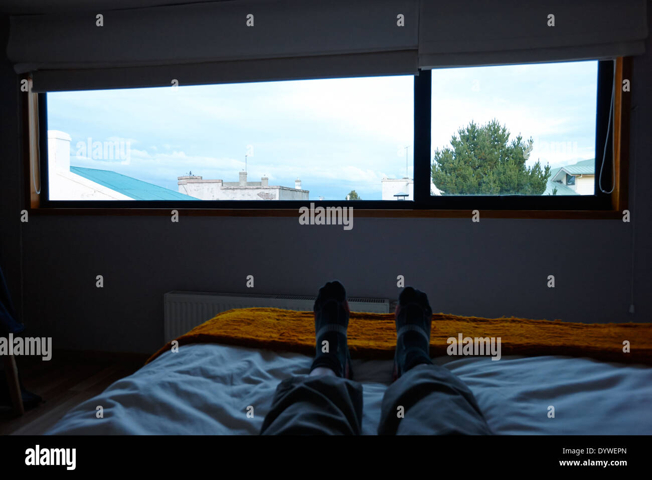 liegen in einem Doppelbett in ein neues Boutique-Hotel suchen Sie große Fenster in Punta Arenas, Chile Stockfoto