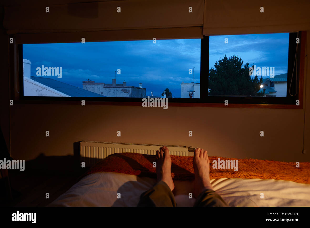 liegen in einem Doppelbett in ein neues Boutique-Hotel suchen Sie große Fenster in Punta Arenas, Chile Stockfoto