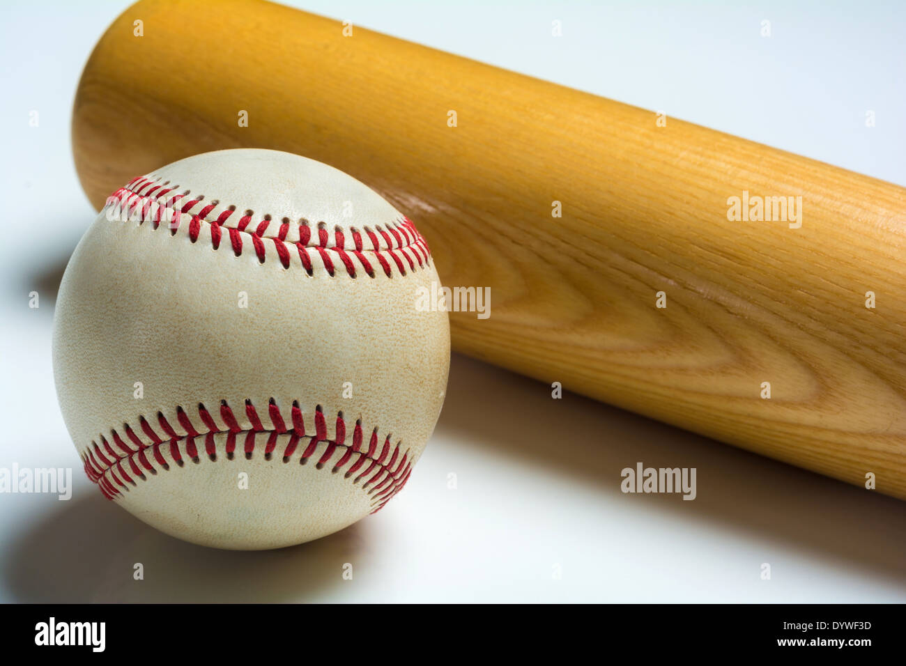 Eine hölzerne Baseball-Schläger und Ball auf einem weißen Hintergrund Stockfoto