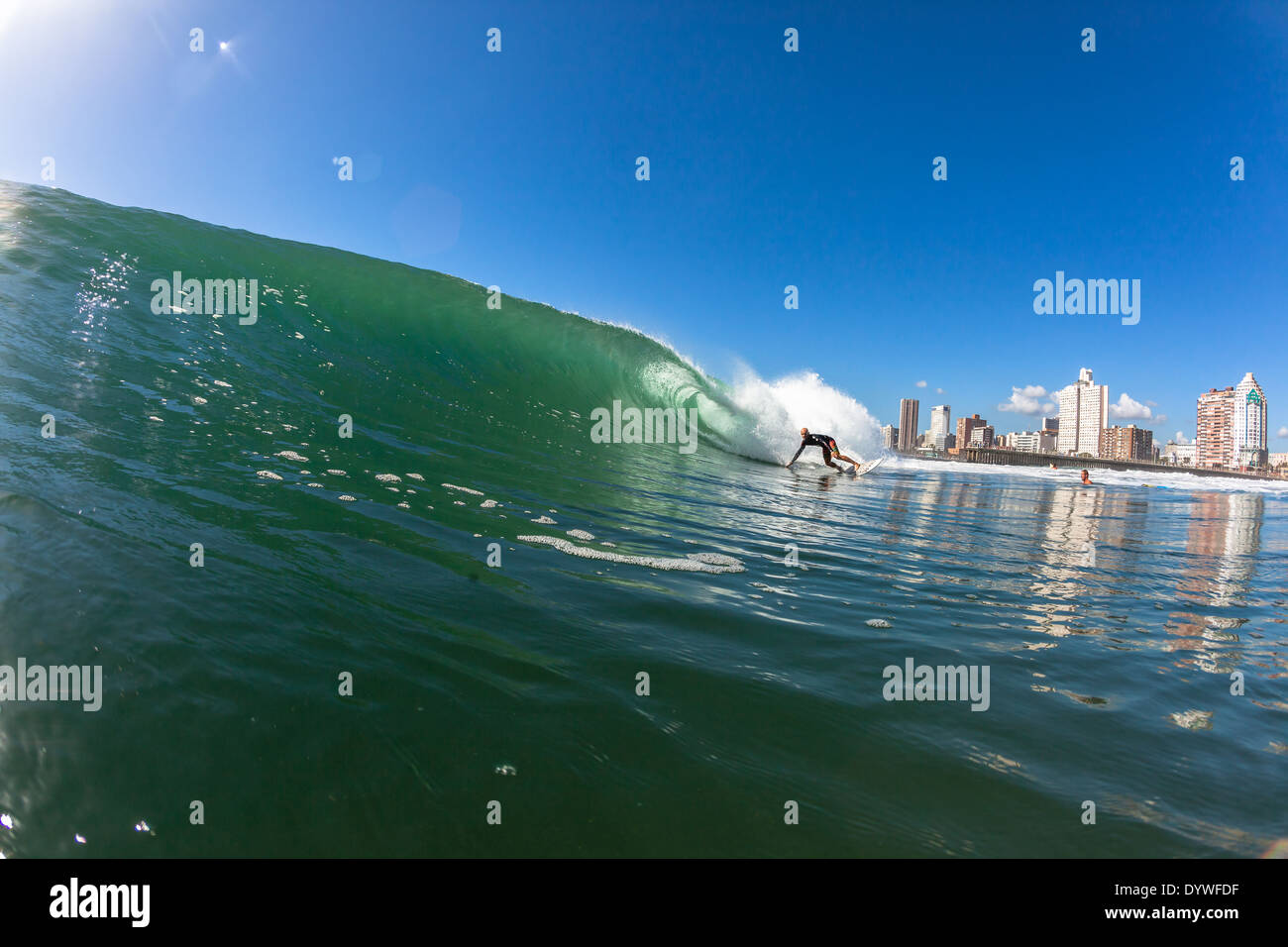 Surfen Surfer reitet hohle brechenden Wellen Schwimmen Wasser Foto Aktion. Stockfoto