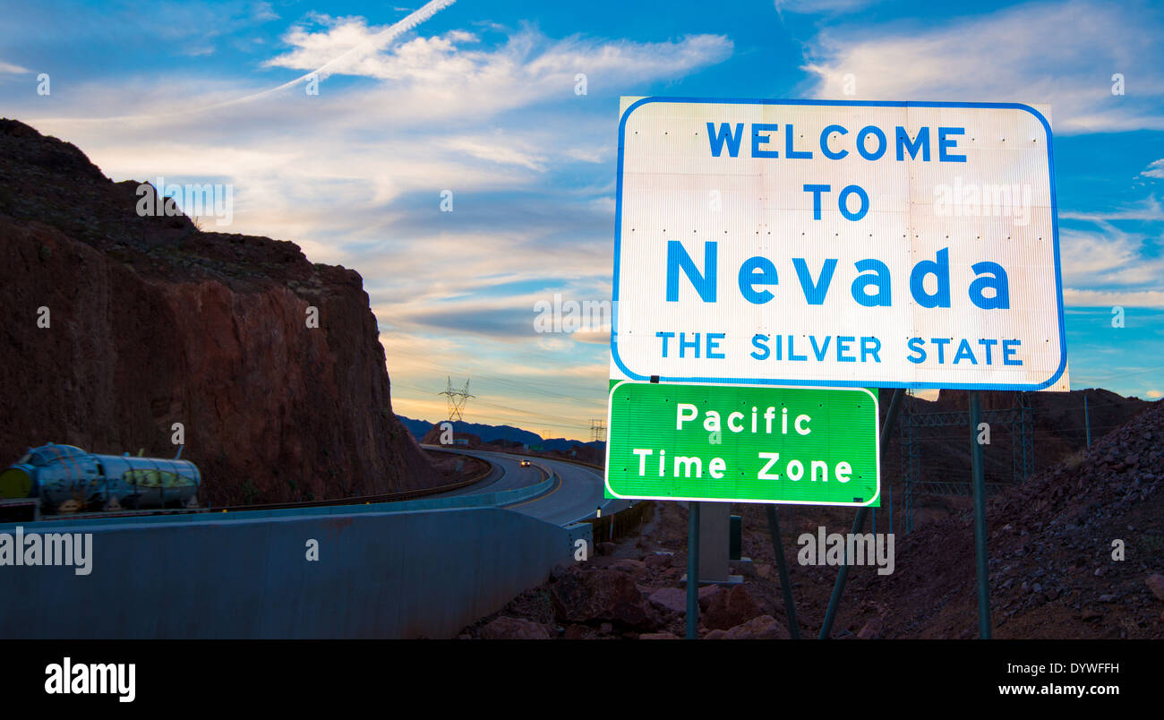 Willkommen in Nevada Zustand Grenze Schild mit Wolken und blauer Himmel im Hintergrund Stockfoto