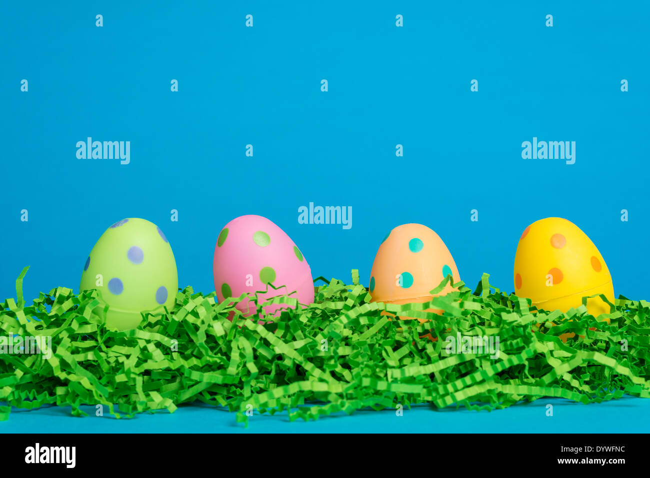 4 Farbe sortiert Eiern Ostern auf blauem Hintergrund Stockfoto