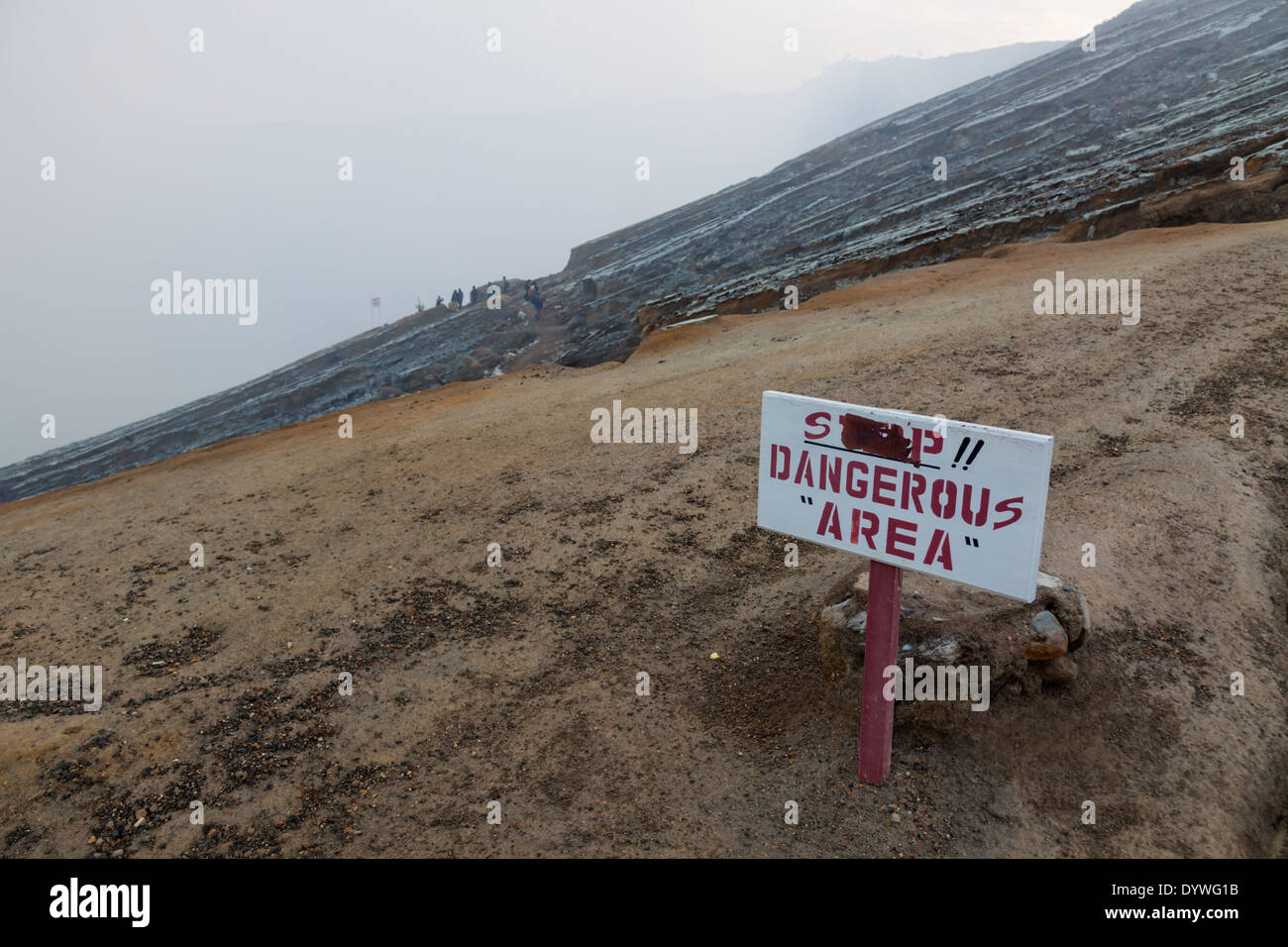 Warnung Board am Rand des Kraters, Kawah Ijen, Banyuwangi Regency, Ost-Java, Indonesien Stockfoto