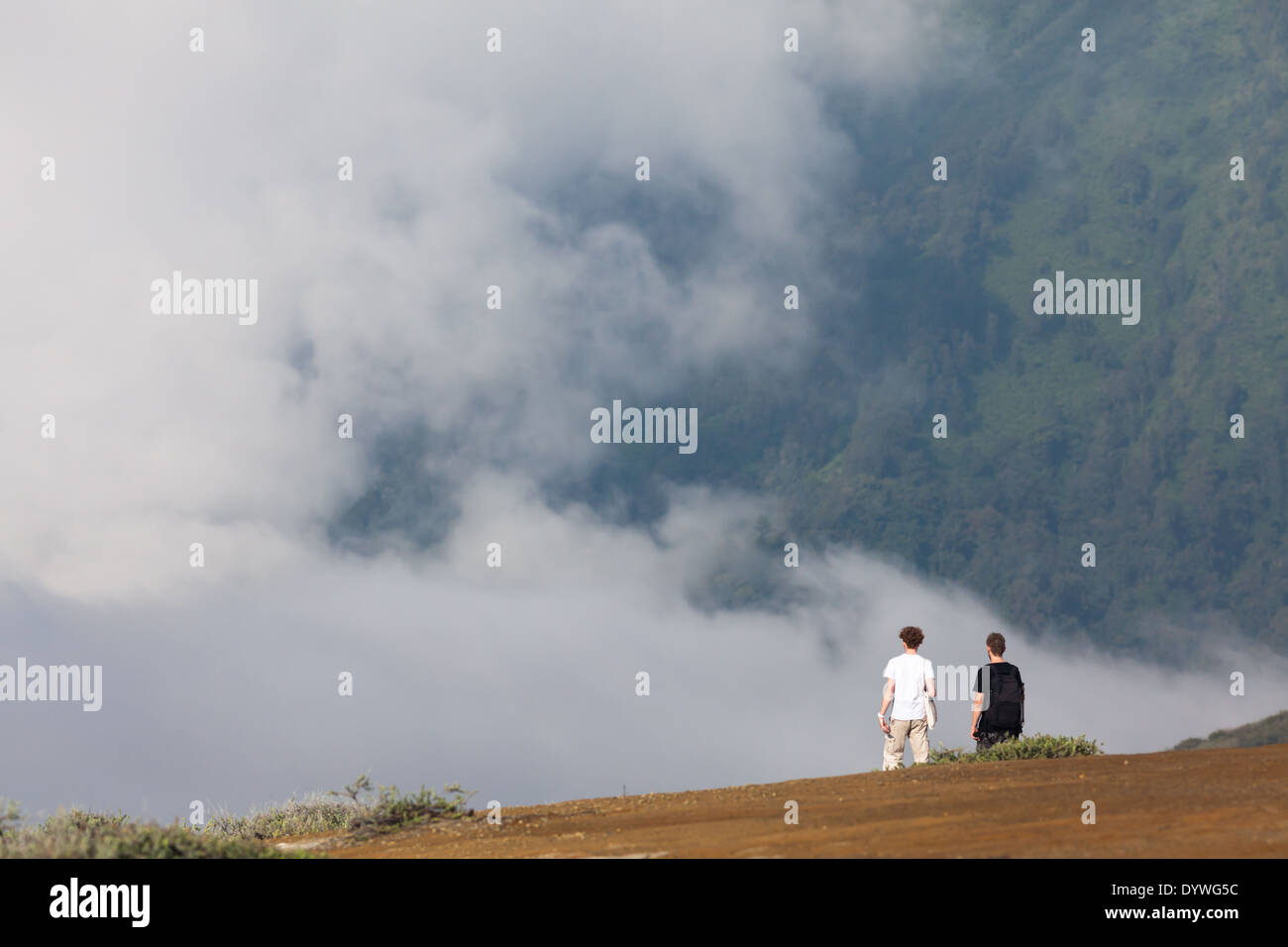 Zwei Touristen in der Gegend der Kawah Ijen, Banyuwangi Regency, Ost-Java, Indonesien Stockfoto