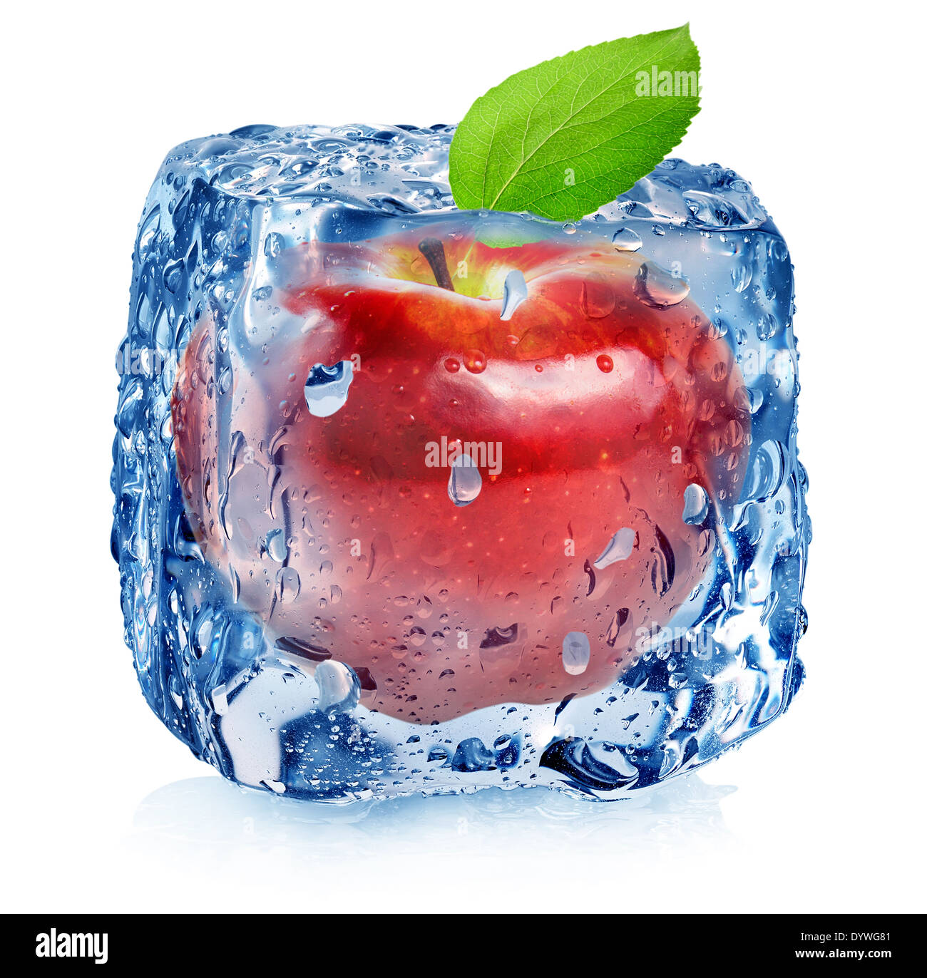 Ice Cube und roter Apfel auf einem weißen Hintergrund isoliert Stockfoto