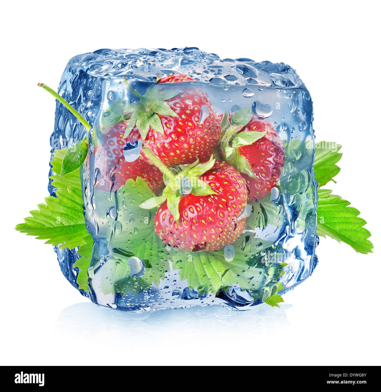 Ice Cube und Erdbeere isoliert auf weißem Hintergrund Stockfoto