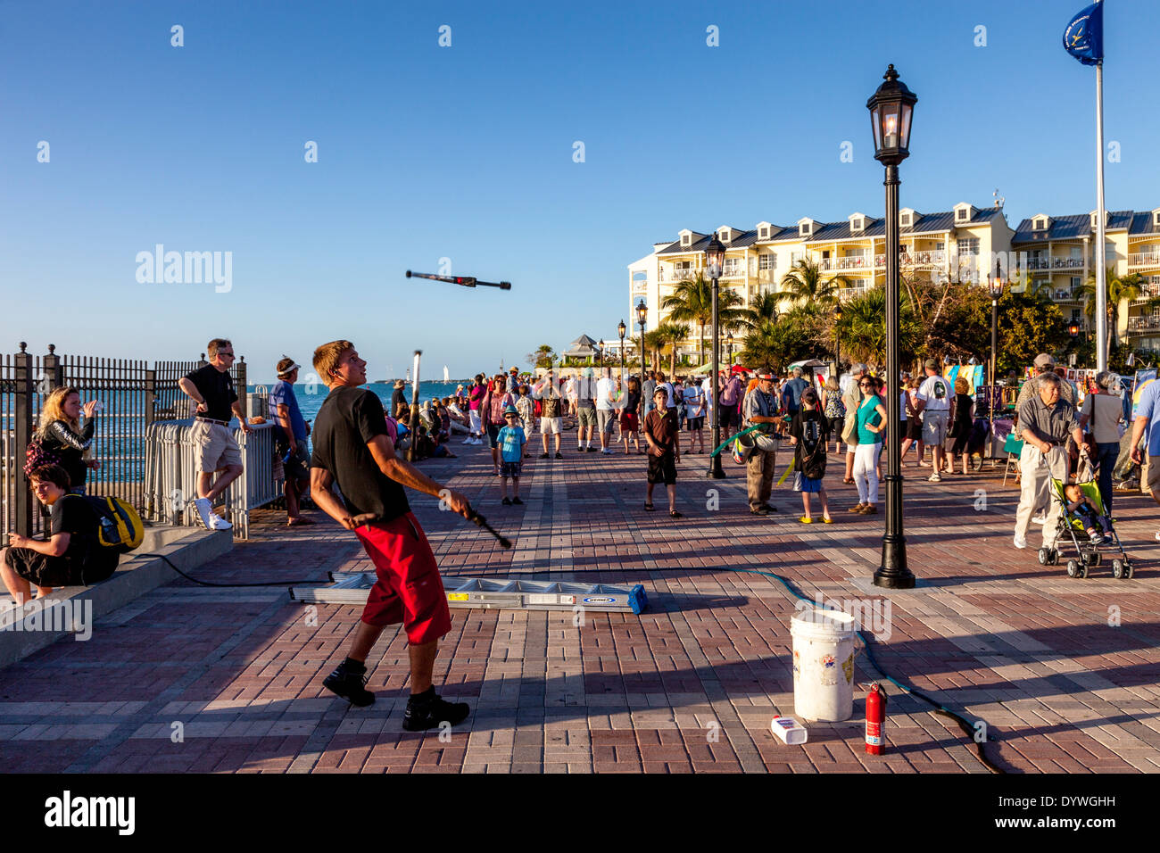 Ein Jongleur führt bei der Sunset Celebration, Mallory Square, Key West, Florida, USA Stockfoto