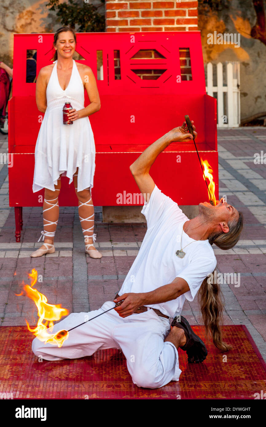 Ein Feuerschlucker führt bei der Sunset Celebration, Mallory Square, Key West, Florida, USA Stockfoto