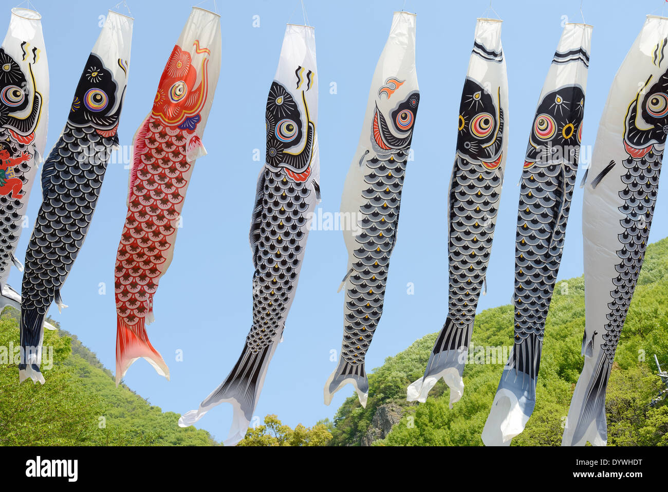 Japanischen Karpfen Streamer Dekoration gegen blauen Himmel Stockfoto