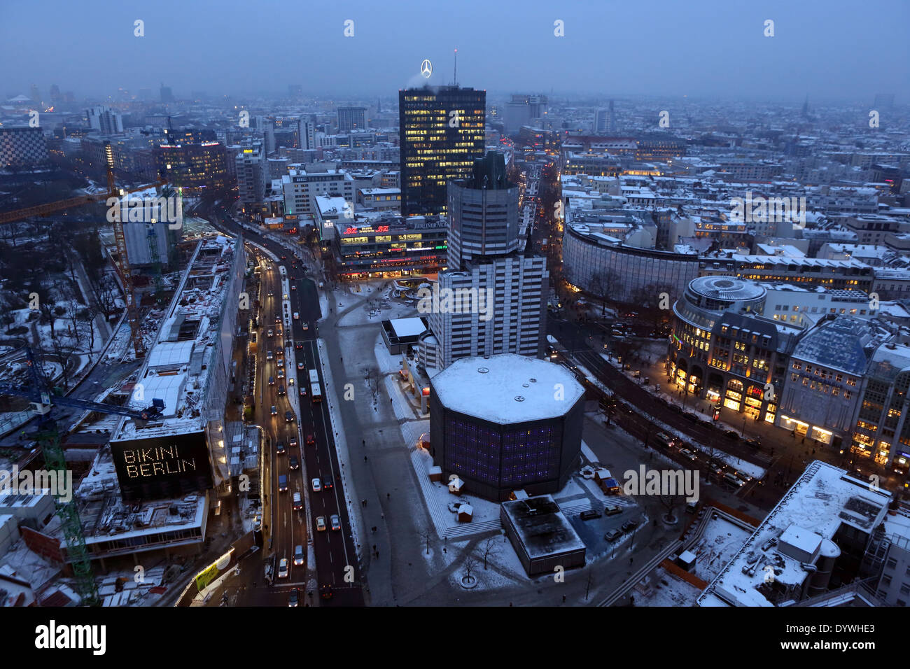 Berlin, Deutschland, mit Blick auf den Breitscheidplatz in der Abenddämmerung Stockfoto