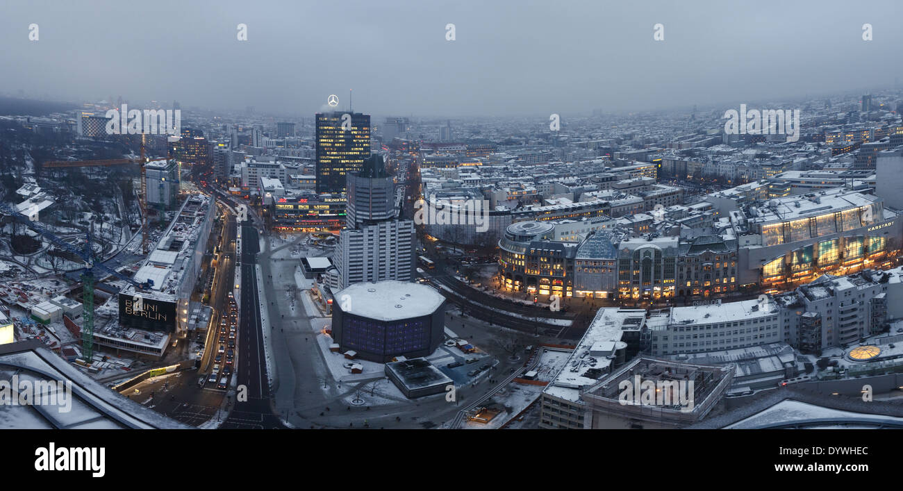 Berlin, Deutschland, mit Blick auf den Breitscheidplatz in der Abenddämmerung Stockfoto
